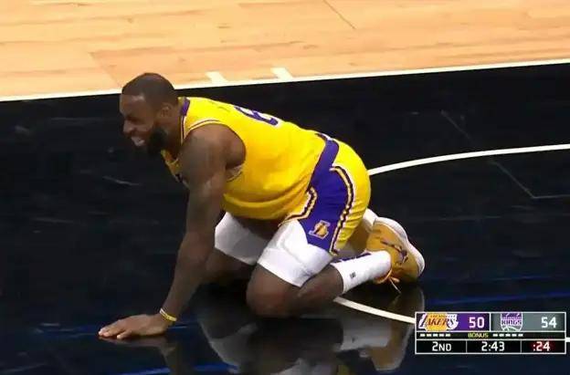 洛杉矶湖人训练开放日；今夜战术微调引欢呼；CBA季后赛在即；高层口径保持一致的简单介绍