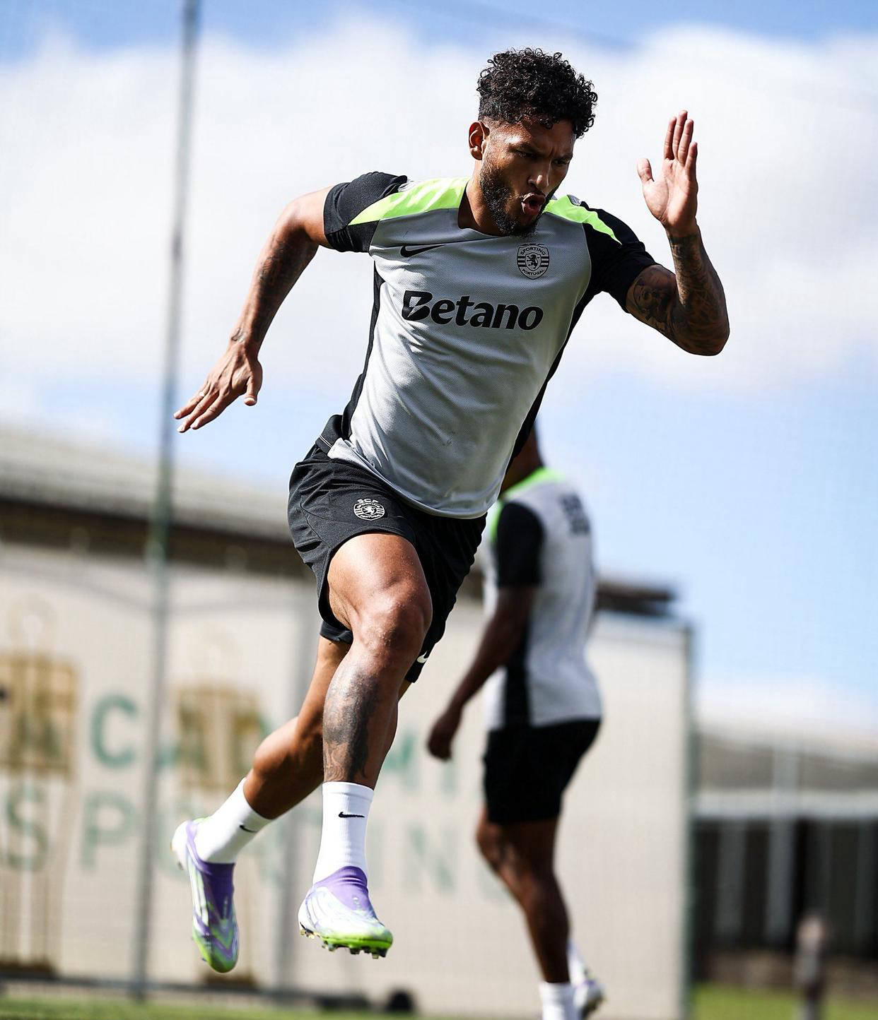 今晨葡超焦点战，纽卡斯尔战术微调，震撼外界，更衣室氛围转暖(伊以冲突1小时最新消息)