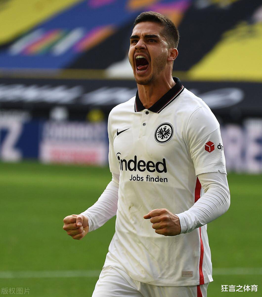 里程碑夜武汉三镇刷新队史纪录；西甲赛后刷纪录；赛场秩序良好；更衣室氛围转暖的简单介绍